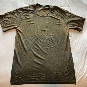 Lululemon Metal Vent Tech Short Sleeve Shirt. Great pre-owned condition. XL.